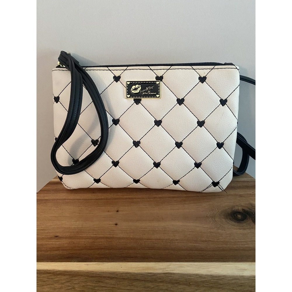 Luv Betsey By Betsey Johnson White Quilted Heart Wristlet Crossbody NWOT